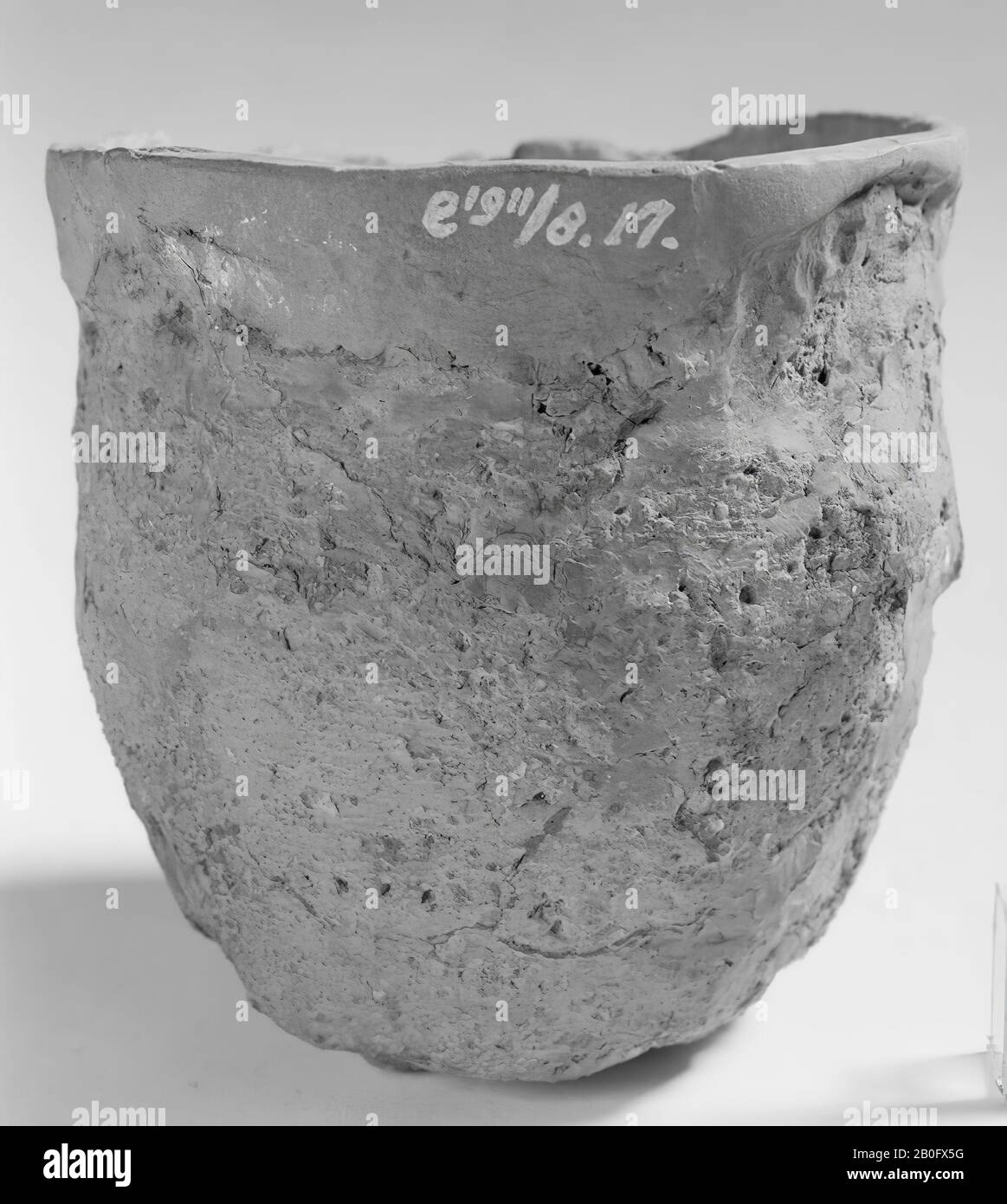 Glocken von Steingut. Alte Kleben und Zusätze, der Rand ist beschädigt, Oberflächenschäden, lose Späne und Scherben., Becher, Steingut, h: 12 cm, Durchmesser: 11,5 cm, Vorgeschichte -2700 Stockfoto