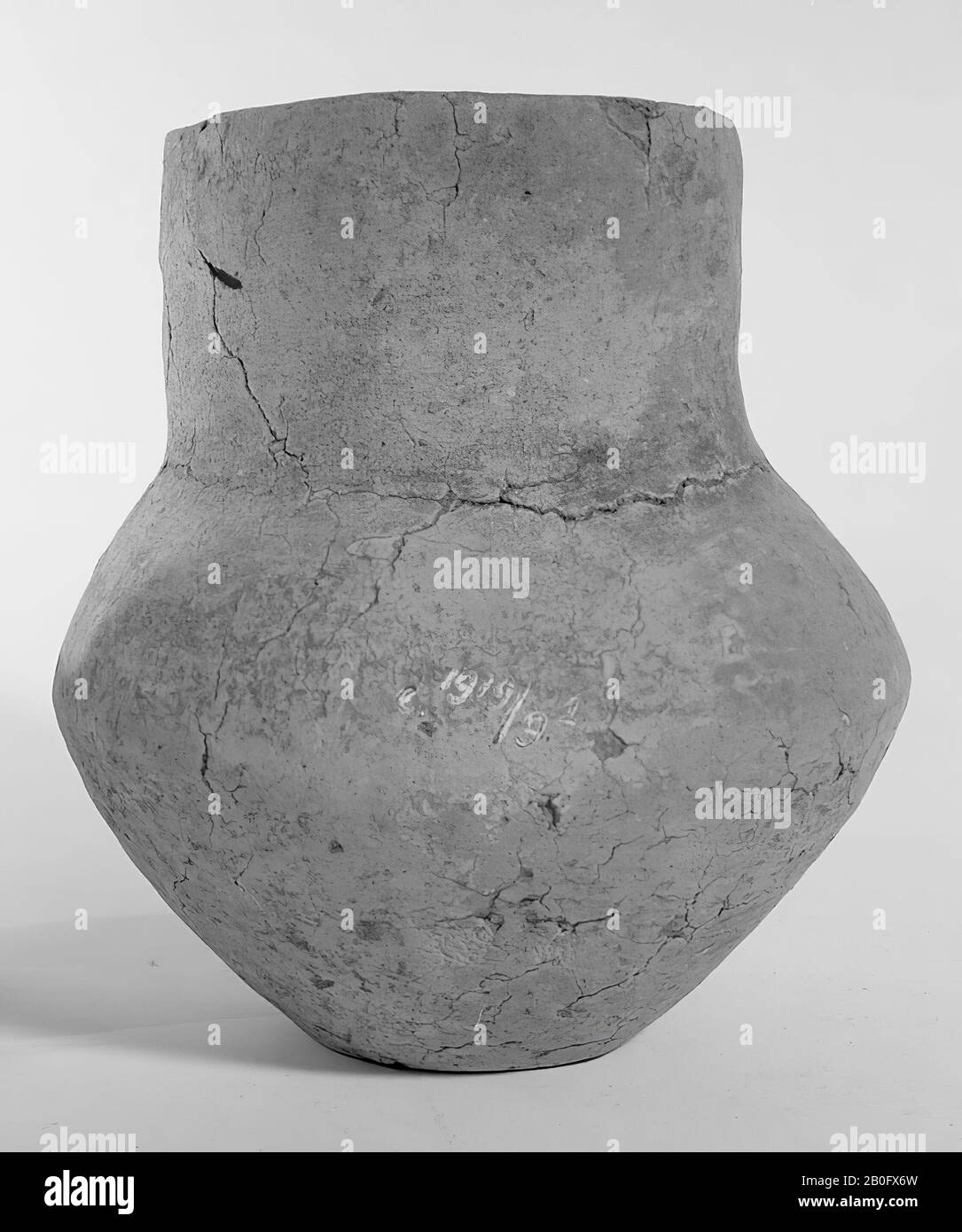 Ein wenig Steingut. Risse, Oberflächenrisse, Urne, Keramik, h: 15 cm, Durchm: 13 cm, Vorgeschichte -1200 Stockfoto