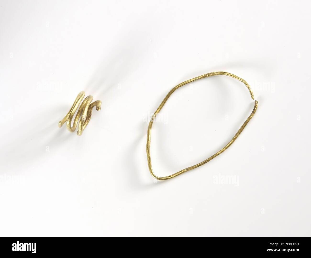 Gold-farbige IUP mit 3 Umdrehungen, Fingerring, Metall, Gold, Vorgeschichte -1200 Stockfoto