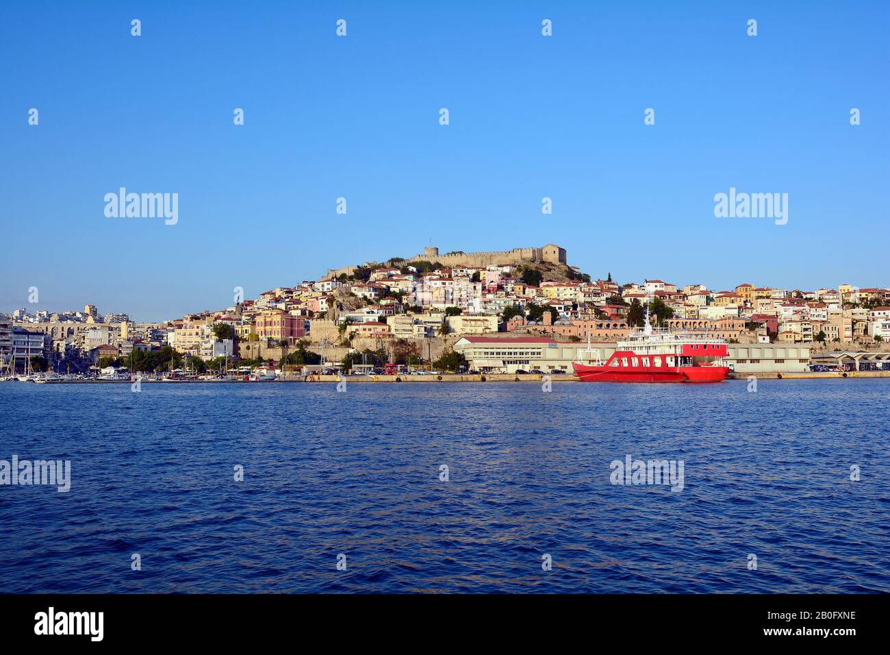 Griechenland, Kavala, Ciyscape mit mittelalterlichen Aqedukt Kamares, Festung, Imaret, Hafen, Schiffen und Gebäuden in der Stadt in Eastmacedonia Stockfoto