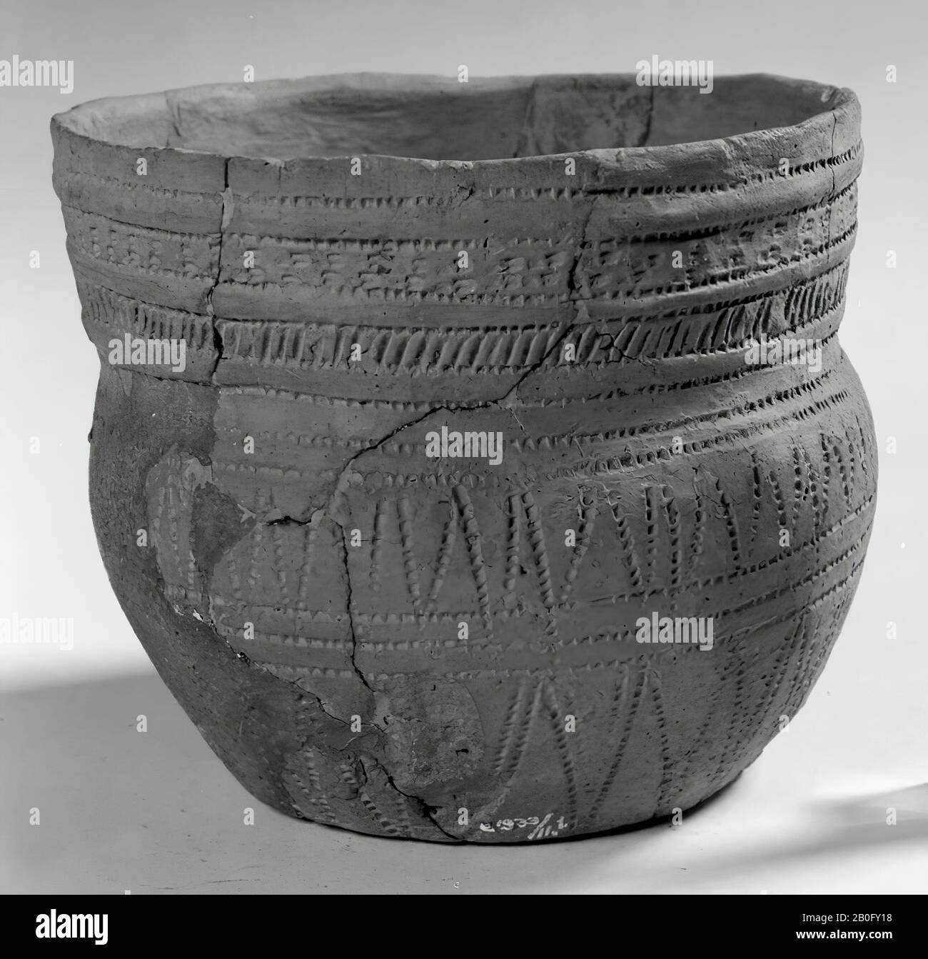 Kleiner Becher mit Sonnendekoration, runder Bauch und aufrechtem Hals. Die Hauptbereiche an Schulter und Bauch enthalten stehende Dreiecke. Alle Dekorationen wurden mit der sogenannten Tafel aufgetragen. Mit 1 losen Schard. Mit alten Verleimen und Ergänzungen., Becher, Steingut, h: 10 cm, Durchm: 13 cm, Vorgeschichte -2500 Stockfoto