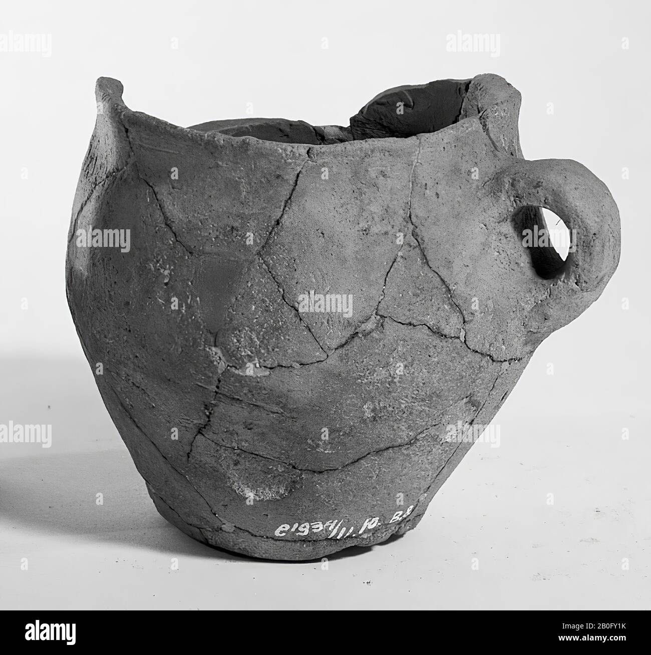 Protosächsische Urne aus Steingut mit bandförmigem Ohrstück, ohne Dekoration. Alte Bondings und Ergänzungen, Spalt im Rand Stockfoto