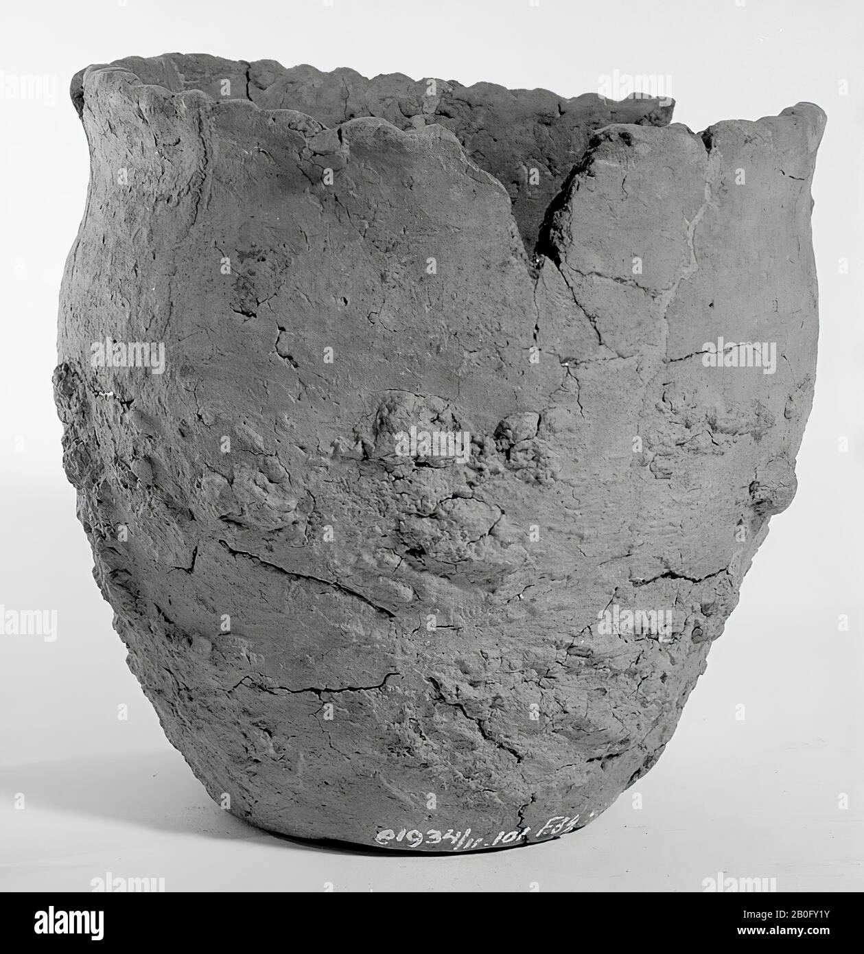 Kleine germanische Urne aus Steingut mit gezähntem Rand. Teil der Kante Stockfoto
