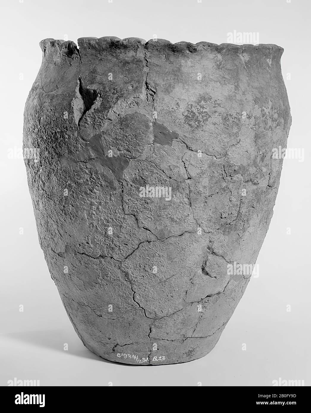 Große germanische Urne aus Steingut mit gezähntem Rand. Teil der Kante Stockfoto