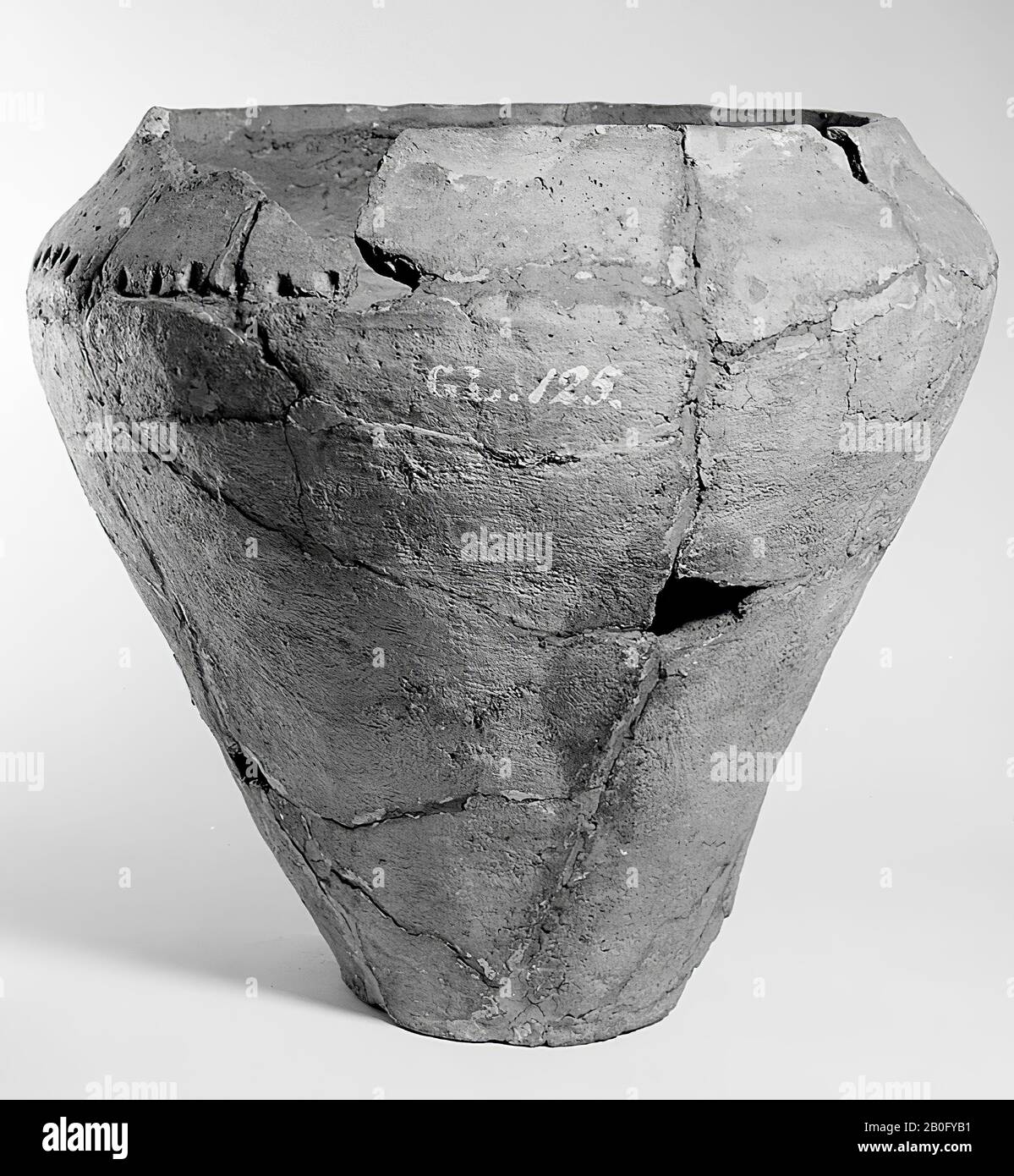 Große Urne gebackener Erde mit Kerben in der Schulter. Alte Klebstoffe und Ergänzungen, Wand- und Felsspalten, Risse, Urnen, Steingut, h: 33,3 cm, Durchm: 33 cm, Vorgeschichte -1200 Stockfoto