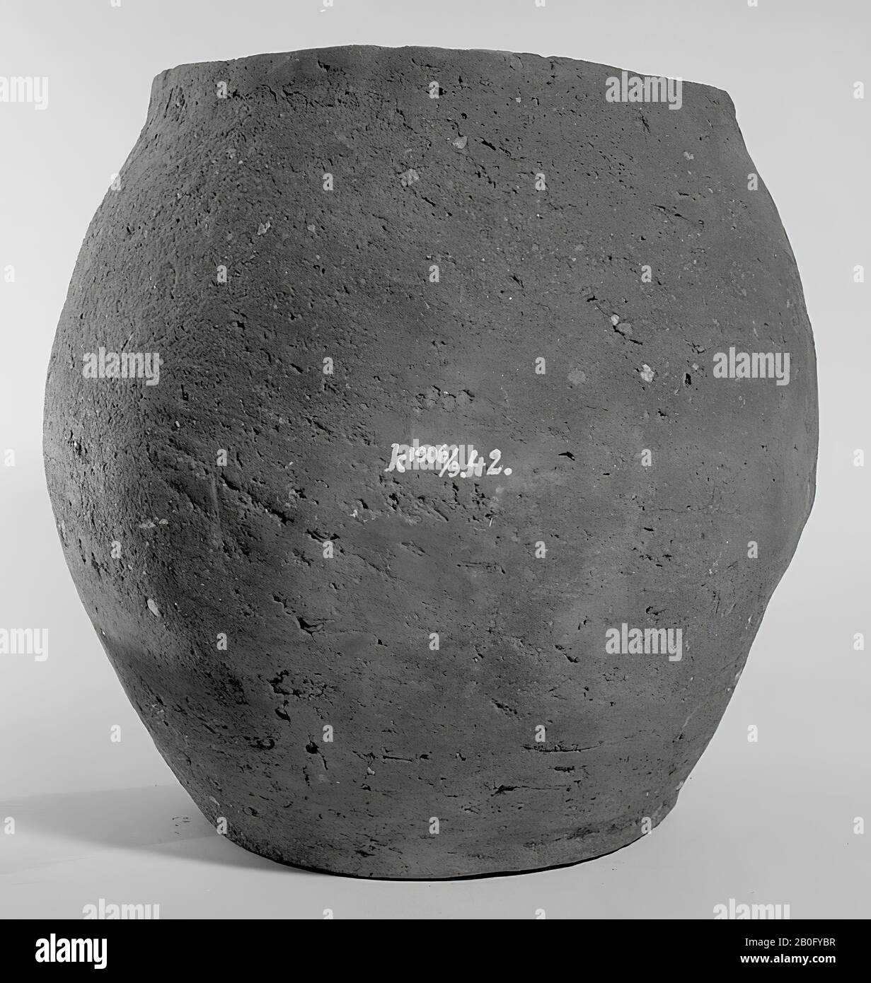 Eiförmige Urne aus roher, bräunlich gebackener Erde. Mit einem senkrechten Riss an Kante und Oberfläche. Der Rand befindet sich vollständig im Bauch. In diesem war Töpfchen k 1906 Stockfoto