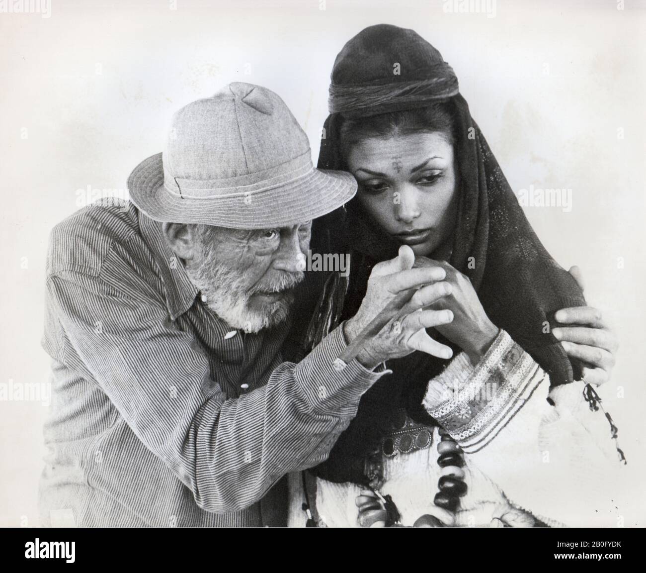 JOHN HUSTON AUF SET VON "THE MAN WHO WOULD BE KING" (1975) SHAKIRA CAINE COLUMBIA PICTURES/MOVIESTORE COLLECTION LTD Stockfoto