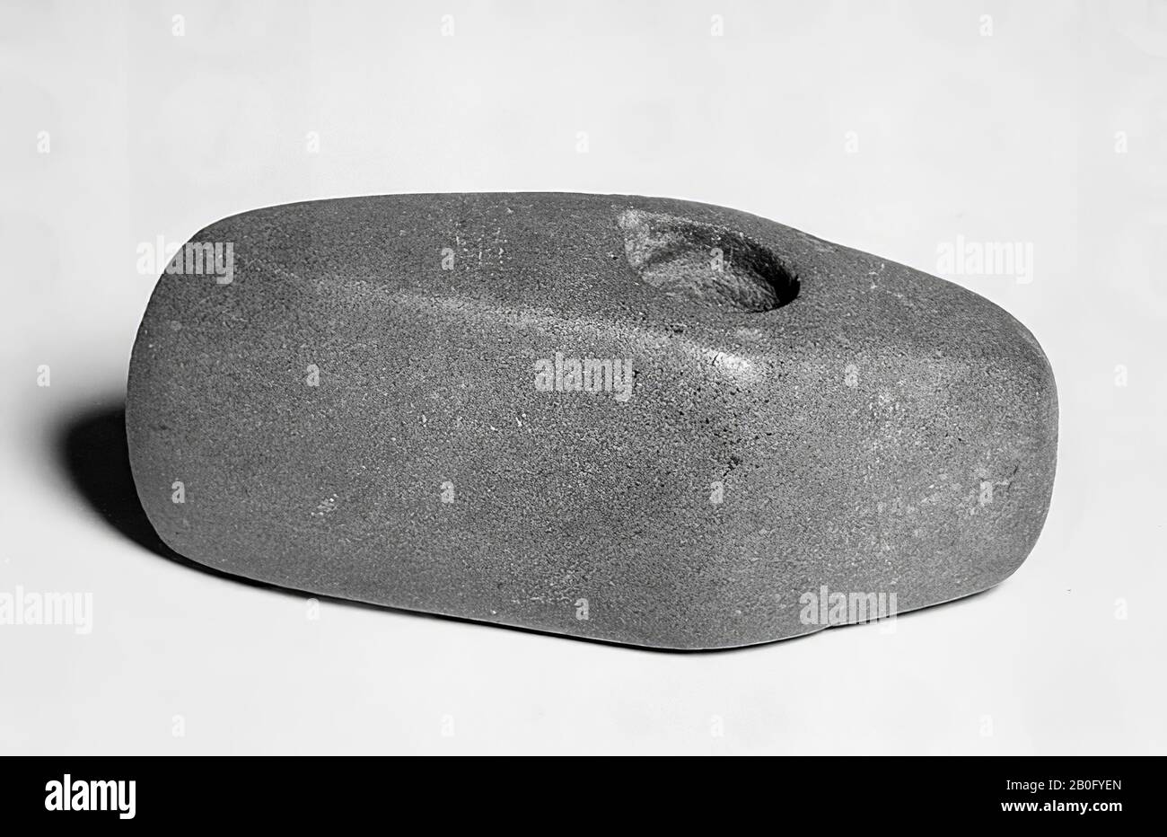 Schön polierter Schlaghammer aus Stein mit Verbreiterung am Stammloch. Bei Urn e 1940 gefunden Stockfoto