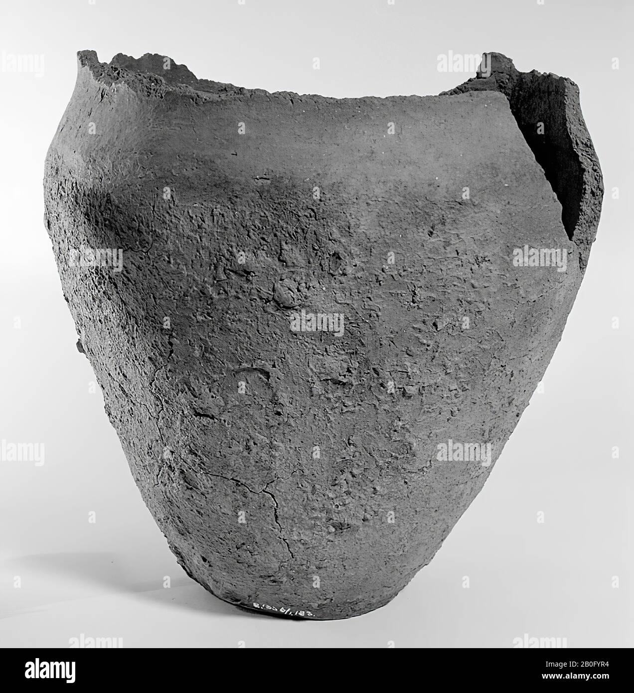 Germanische Urne aus Steingut, deren Rand abgebrochen ist: Zerbrochen in Stücke in 26 Scherben und Späne, Risse, Urne, Bruchstücke, Steingut, 22,5 x 19 x 9 cm (größtes Fragment), Vorgeschichte -800 Stockfoto