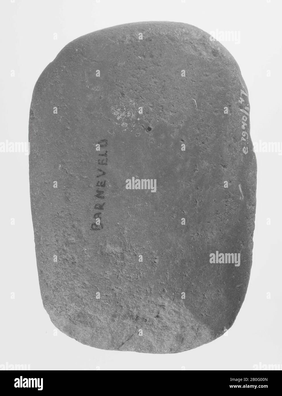 Steinaxt von wenig typischer Form, von der ein Stück abgestoßen ist, Axt, Stein, Länge: 10,6 cm, Vorgeschichte -4000 Stockfoto