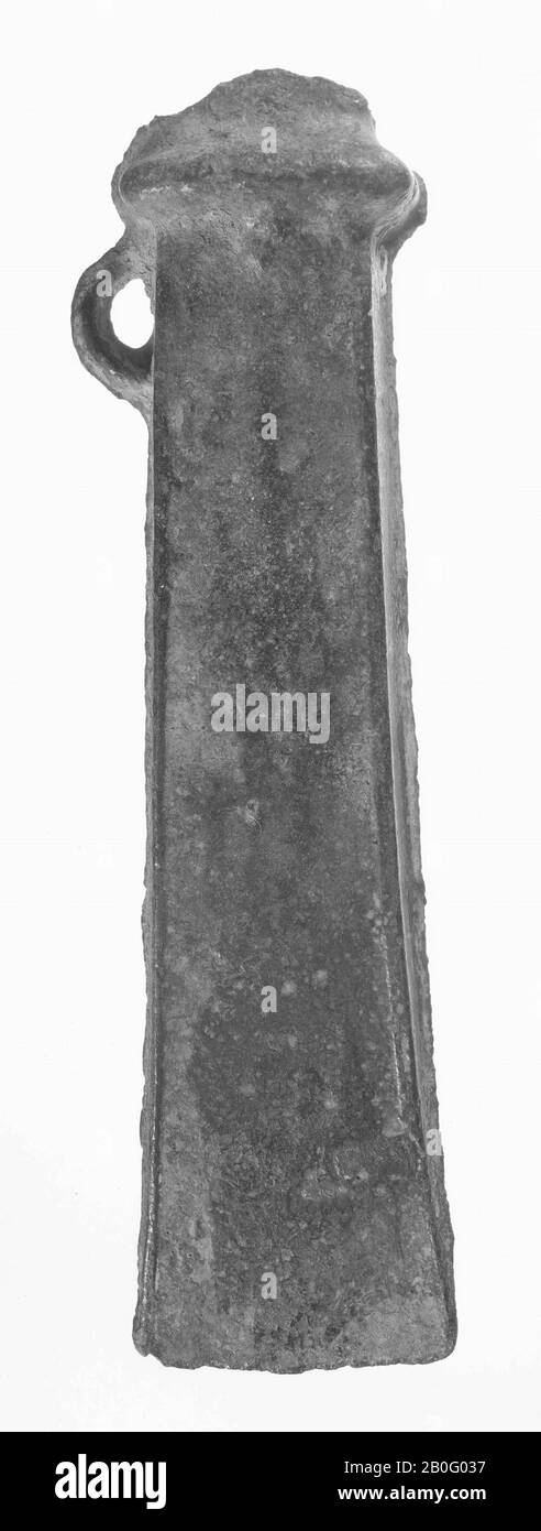 Bronze-Box-Axt mit Ohrstück, quadratisch auf Durchmesser, Axt, Metall, Bronze, 11,8 x 2,5 cm, Vorgeschichte -1200 Stockfoto