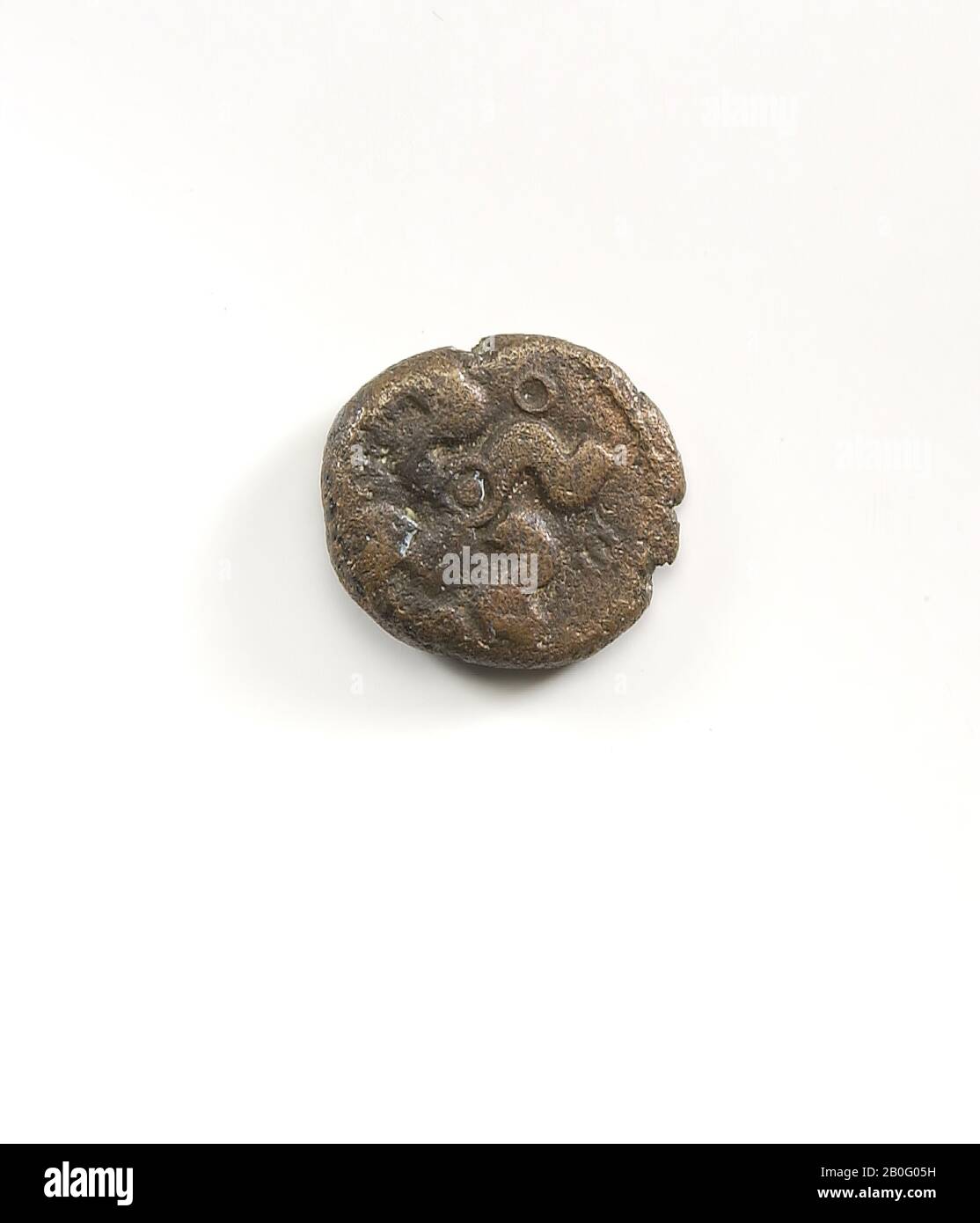 Kleine Bronzemünze, auf der einen Seite ein vierarmiger Sonnenstrahl, auf der anderen Seite ein Pferd, eine Münze, Metall, Vorgeschichte 100-0 v. Chr., Niederlande, Gelderland, Maasdriel, Rossum, Waal Stockfoto