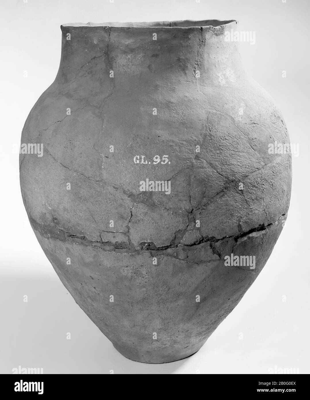 Sehr große rötlich ovale Urne, Vorratsgefäß, Steingut, Höhe: 52 cm, Vorgeschichte -1200 Stockfoto