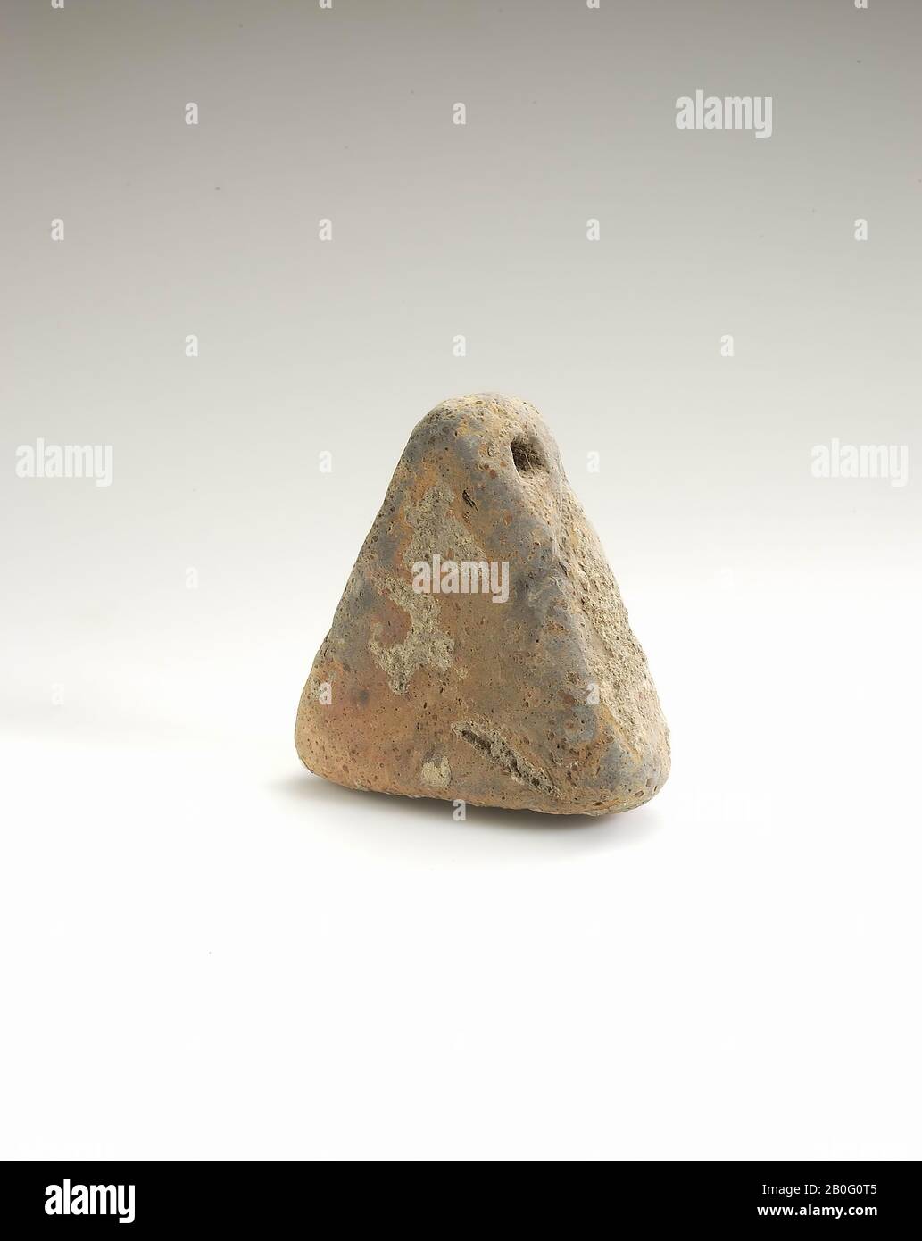 Perfekt kühles Gewicht. 1x horizontal in einer Ecke durchbohrt. Ockerbraune bis rotbraune Farbe, Webergewicht, Keramik, Höhe: 8,5 cm, Vorgeschichte 600-0 v. Chr., Niederlande, Nordbrabant, Oss, Haren Stockfoto