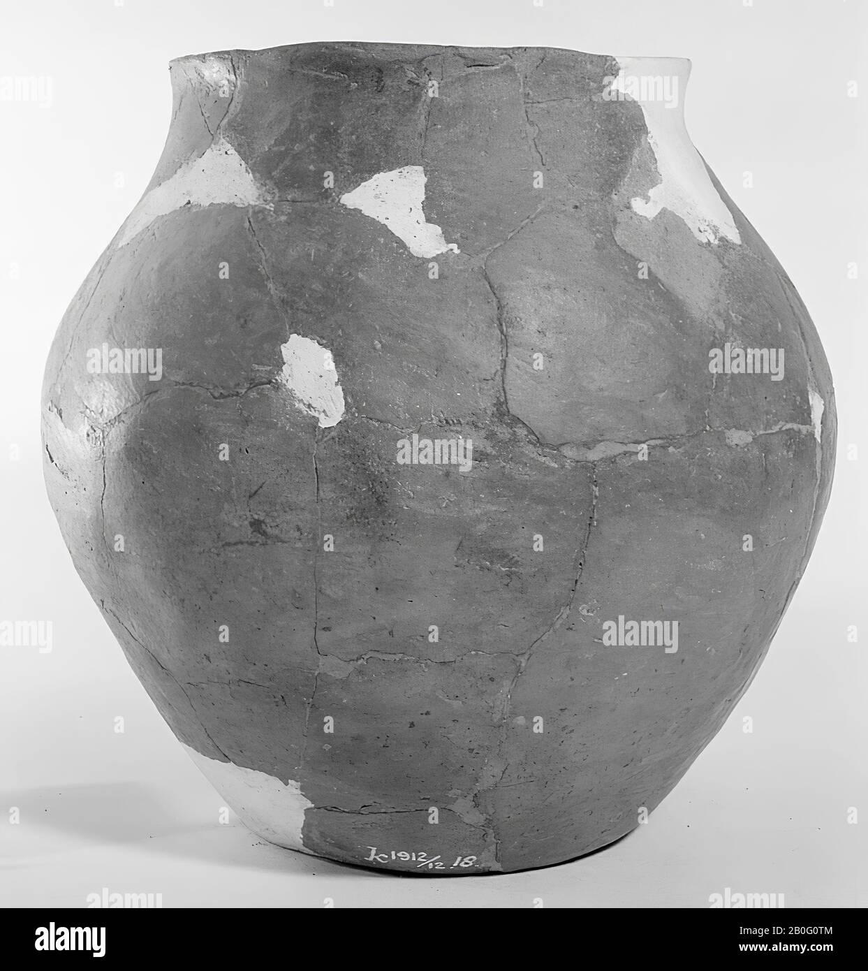 Gallo-germanische Urne aus Steingut, eher schlankes Modell. Alte Bondings und Ergänzungen., Urne, Steingut, h: 21,5 cm, Durchm: 22 cm, Vorgeschichte -1200 Stockfoto