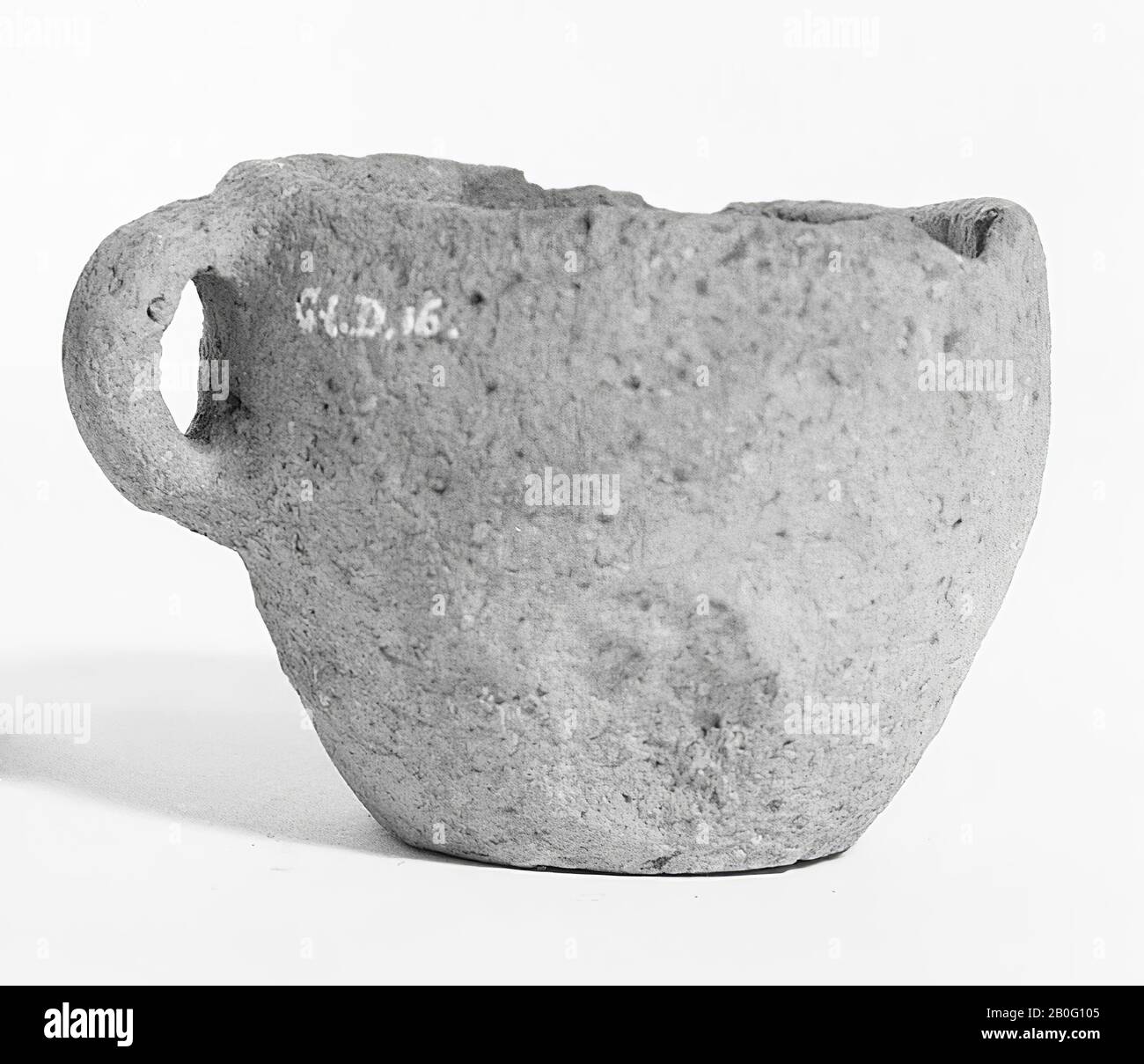 Topf mit grauem Ohr, Inhalt von Sand (nicht gefunden). In einem großen Topf gefunden. Riss im Rand, der Rand ist beschädigt, Oberflächenschäden., Kopf, Keramik, h: 5,4 cm, 7,2 cm, br: 8,4 cm, Vorgeschichte -1200 Stockfoto