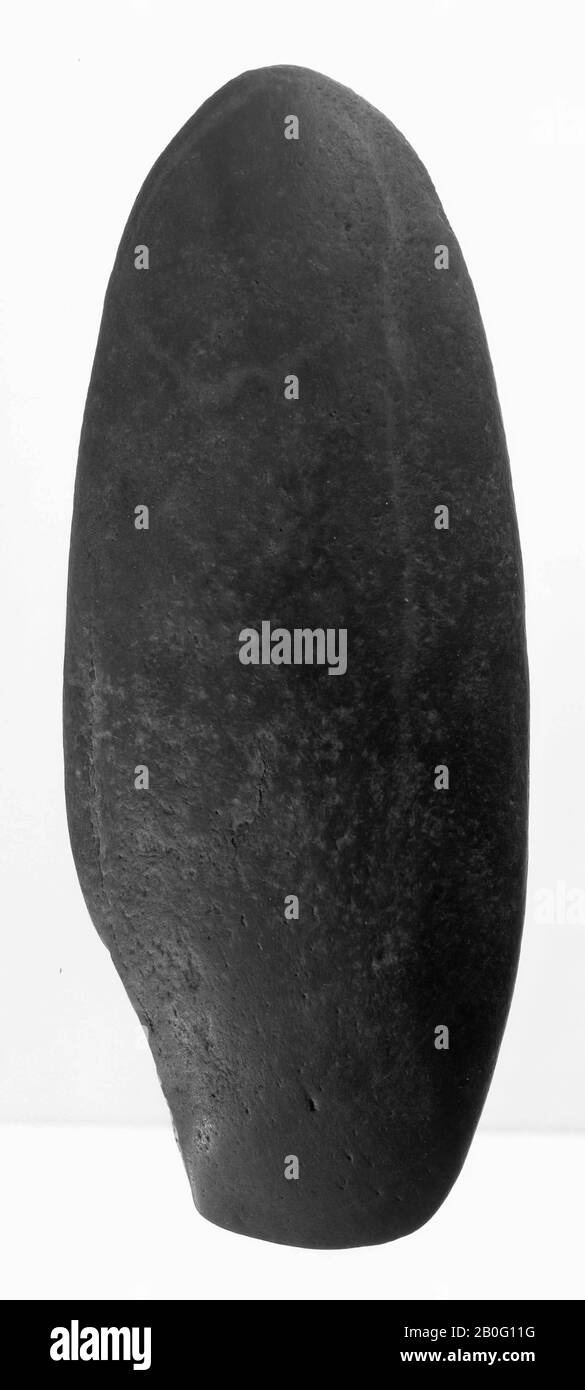 Steinaxt mit längerer Form und ovalem Querschnitt mit Spit-Haltepunkt, Axt, Stein, Länge 13,5 cm, prähistorische -2000 Stockfoto