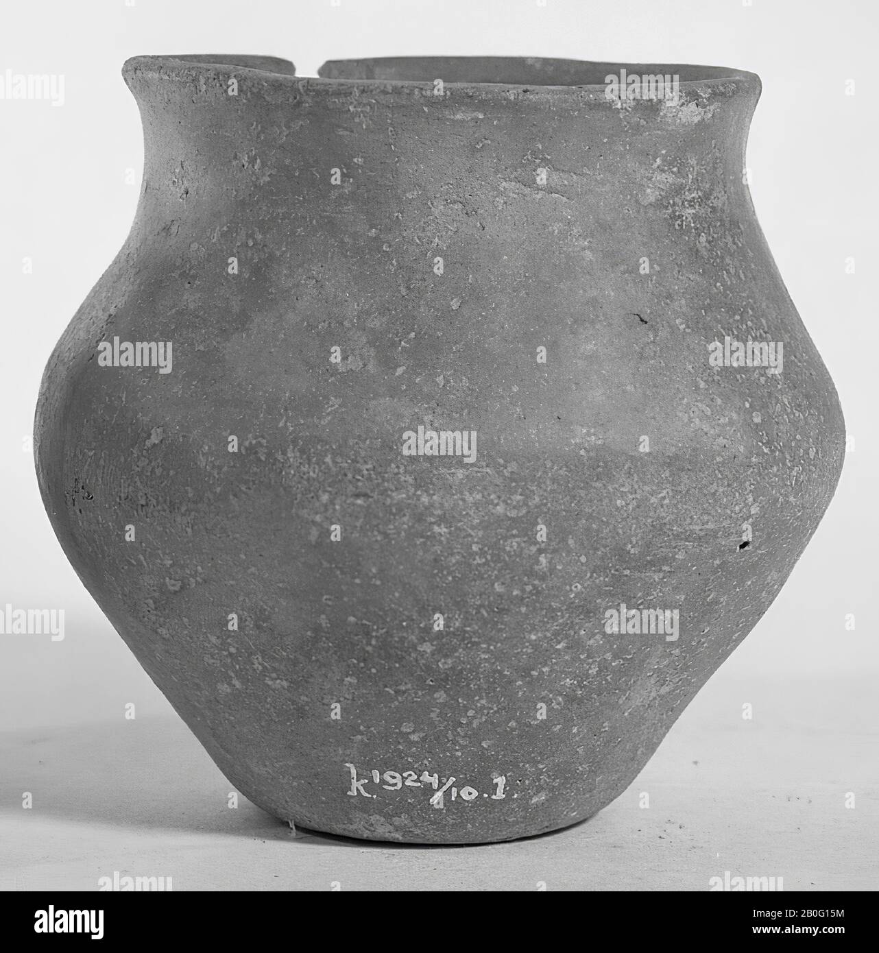 Kleine graue Urne von Töpferwaren kleinen proto-sächsischen Typs - verjüngender Bauch. Zusammen mit einem Bronze-Rasierer k 1924 gefunden Stockfoto