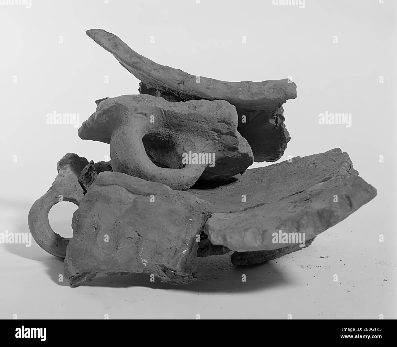 Ohrstück rotes Backen, Fragment, Steingut, 3,1 x 7,9 x 5,4 cm, Vorgeschichte -1200 Stockfoto