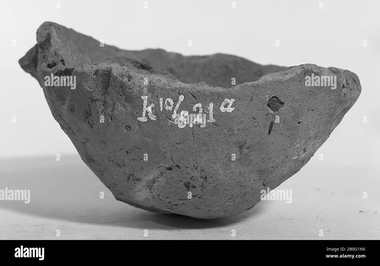 Halbkugeliger Becher mit Erdenohr, gefunden in Urne k 1910 Stockfoto