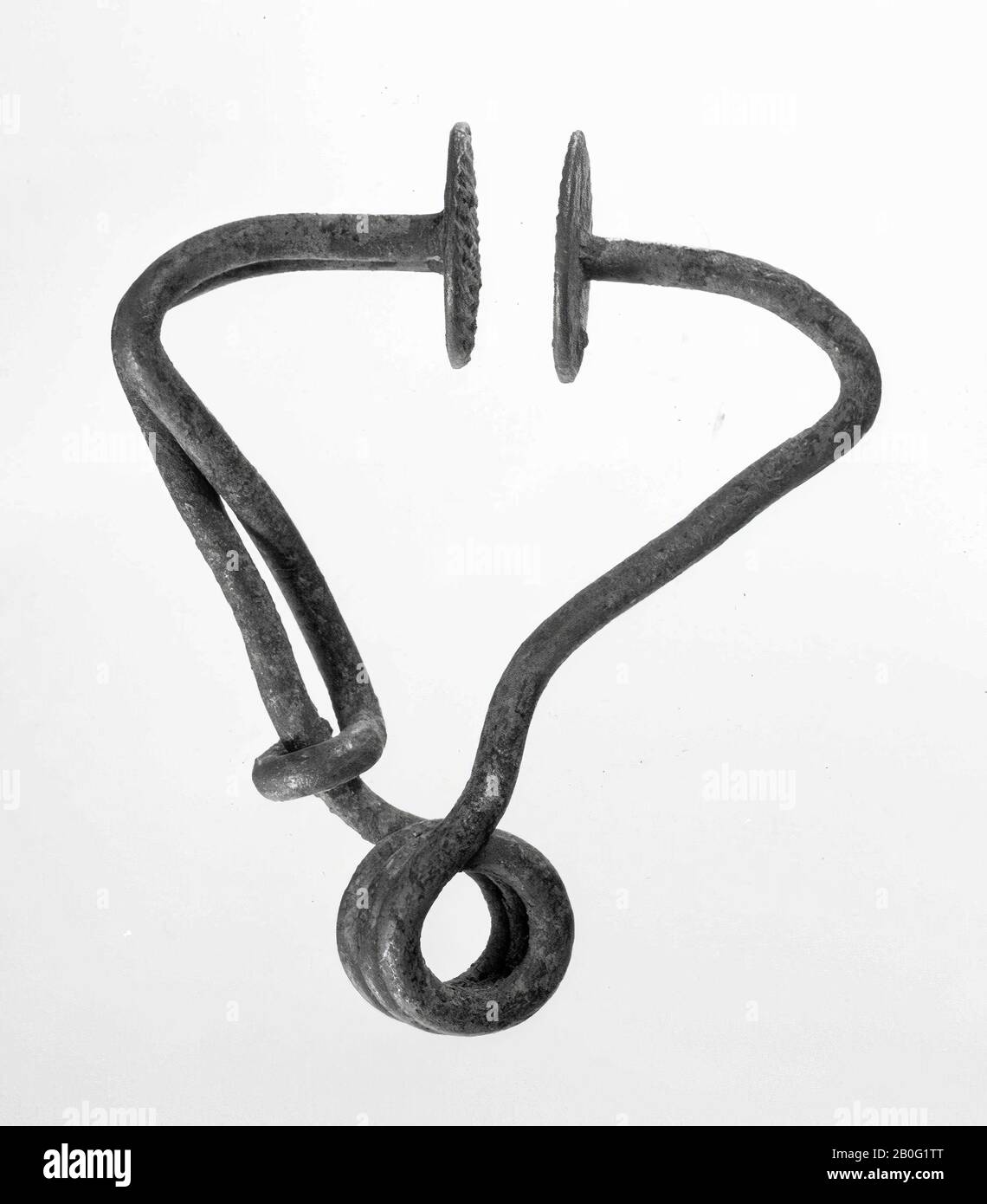 Zange aus Bronzedraht, die Enden mit flachen, runden Platten versehen, innen mit parallelen Linien versehen, Fibeln, Metall, Bronze, Länge: 4,9 cm, Vorgeschichte -500 Stockfoto