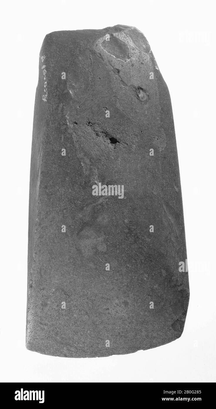 AX aus grauem Gestein auf der einen Seite gerade, auf der anderen Seite fast oval. Dickhals, Axt, Stein, Länge: 12 cm, prähistorische -4000 Stockfoto