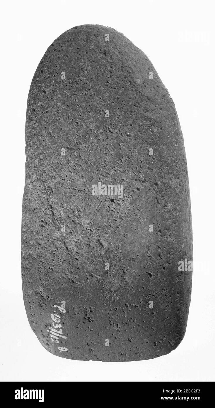 Steinmeißel von unregelmäßiger Form und, mit Ausnahme des glatten Schnittes, rauer Oberfläche, Axt, Stein, Länge: 9,4 cm, prähistorische -4000 Stockfoto