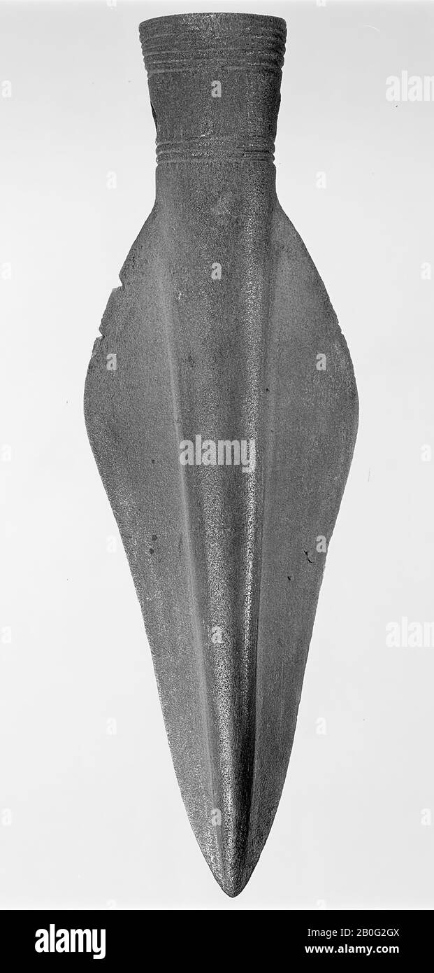 Bronze-Spearhead mit Dekoration von horizontalen Linien und stehenden Kratzern auf dem zweiLochfuß, Spearhead, Metall, Bronze, Länge: 12,5 cm, Vorgeschichte -1200 Stockfoto