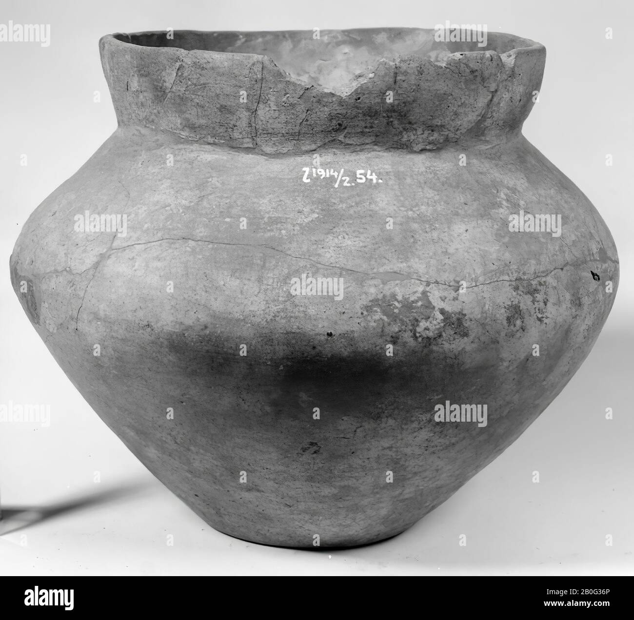 Kugelurne aus Steingut, gallo-germanische. Alte Bondings und Ergänzungen, der Rand ist beschädigt, Oberflächenschäden., Urne, Keramik, h: 19 cm, Durchm: 23 cm, Vorgeschichte -800 Stockfoto