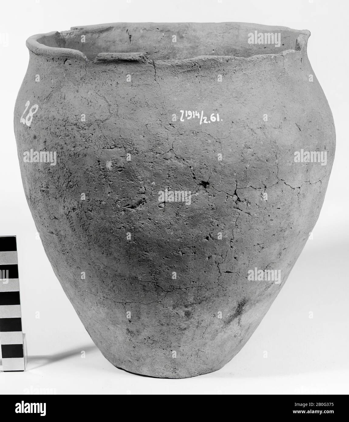 Ovale Urne aus Steingut. Kantenlücken, Oberflächenrisse, Urne, Keramik, h: 24 cm, Durchm: 23 cm, Vorgeschichte -800 Stockfoto