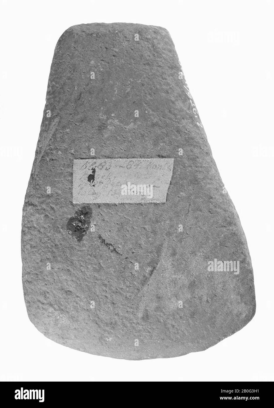 AX aus grauem Quarzit. Ovaler Schnitt, breiter Schnitt und verengte Oberseite. Schnittkante, außerdem geschlagen, Axt, Stein, 10,6 x 7,5 cm, prähistorische -4000 Stockfoto