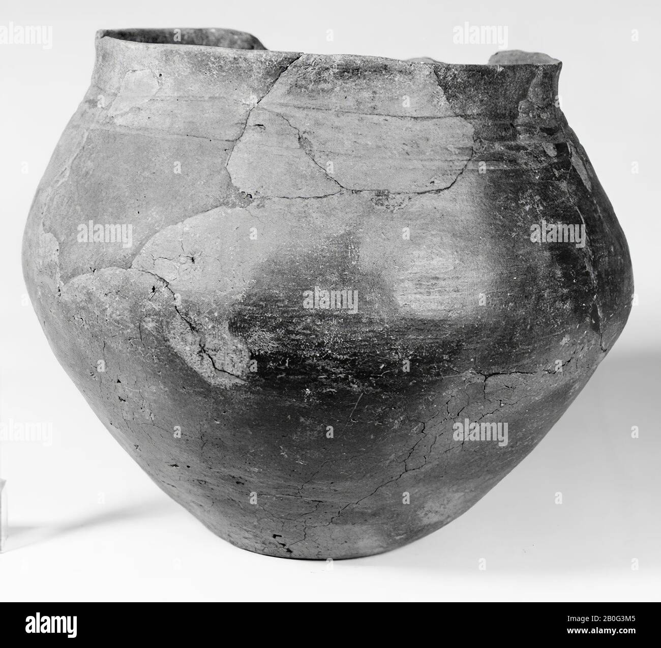 Urne aus Steingut mit Rahmenschmuck von horizontalen Linien. Alte Bondings und Ergänzungen, platzen. Enthält Kremationsreste. In diesem Topf 1937 gefunden Stockfoto