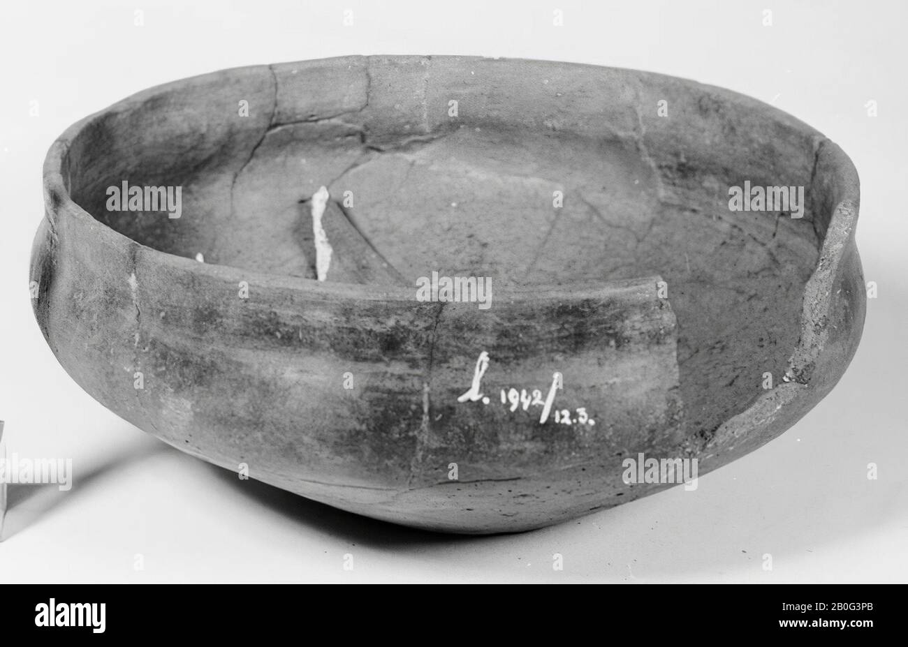 Der tellerförmige Urnendeckel, glattwandige Steingut, gehört zu Urn l 1942 Stockfoto