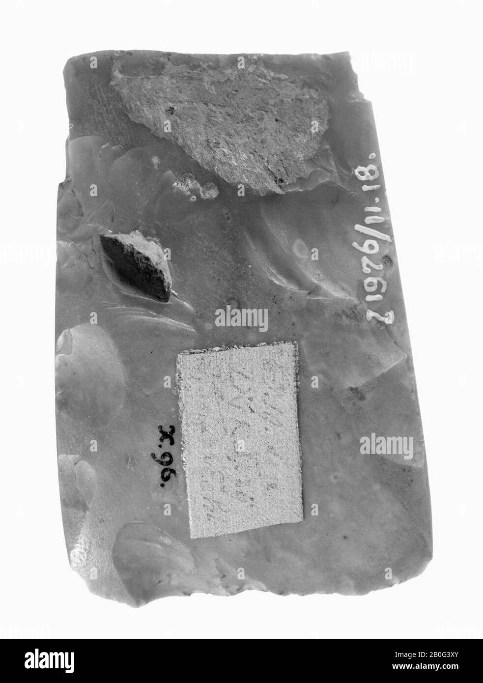 Feuerstein-Axt mit spitzem ovalem Querschnitt. Unvollkommen geschliffener lokaler Cortex. In der Mitte ist die alte Zeit gebrochen. Die später als Gesicht, Axt, Stein, Feuerstein, 6,3 x 4,3 cm, Vorgeschichte -4000 verwendete Bruchebene Stockfoto