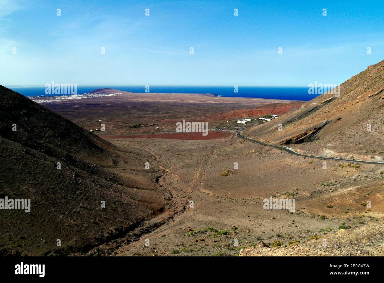 Die LZ702-Straße steigt von Femes in Richtung Playa Blanca, Lanzarote, Kanarische Inseln, Spanien ab Stockfoto