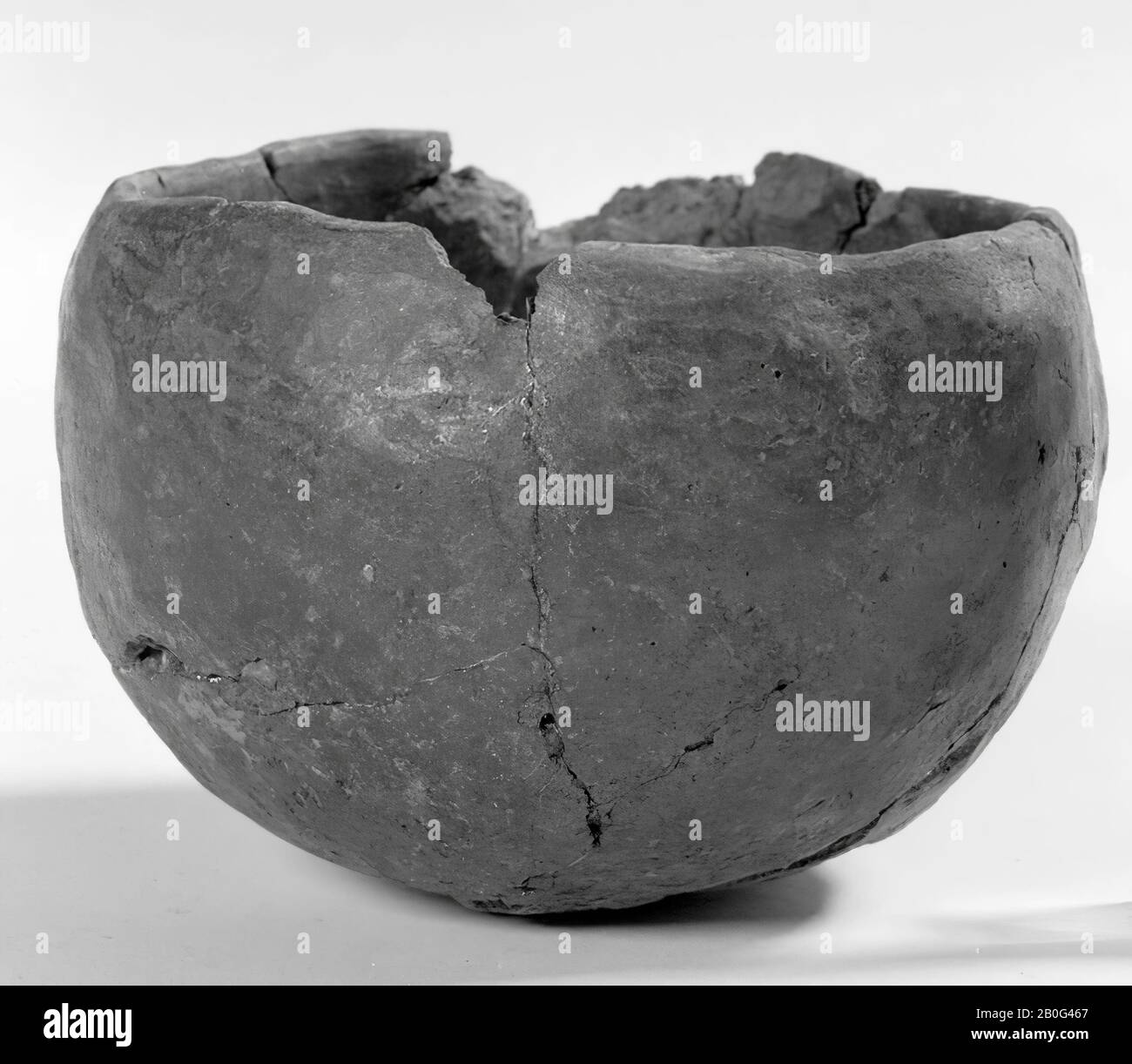 Keramikband ohne Steingut. Altes Kleben, der Rand ist beschädigt., Pot, Steingut, h: 7 cm, Diam: 10,1 cm, Vorgeschichte -5400 Stockfoto