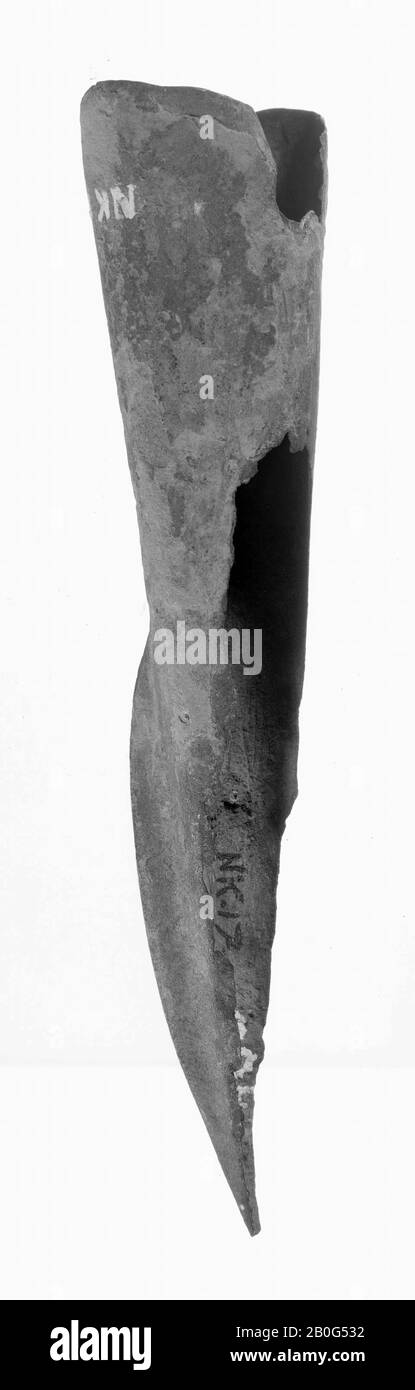 Punkt eines Speers, in zwei Stücke zerbrochen, Speerkopf, Metall, Bronze, Länge: 11 cm, Vorgeschichte -1200 Stockfoto