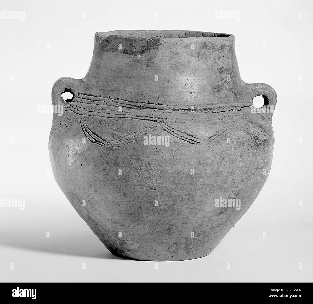 Ohrringe mit einer kegelförmigen, hohen Kante. Der mit gepressten Girlanden und horizontalen Linien verzierte Bauch, Urne, Steingut, Höhe: 18 cm, Vorgeschichte -1200 Stockfoto