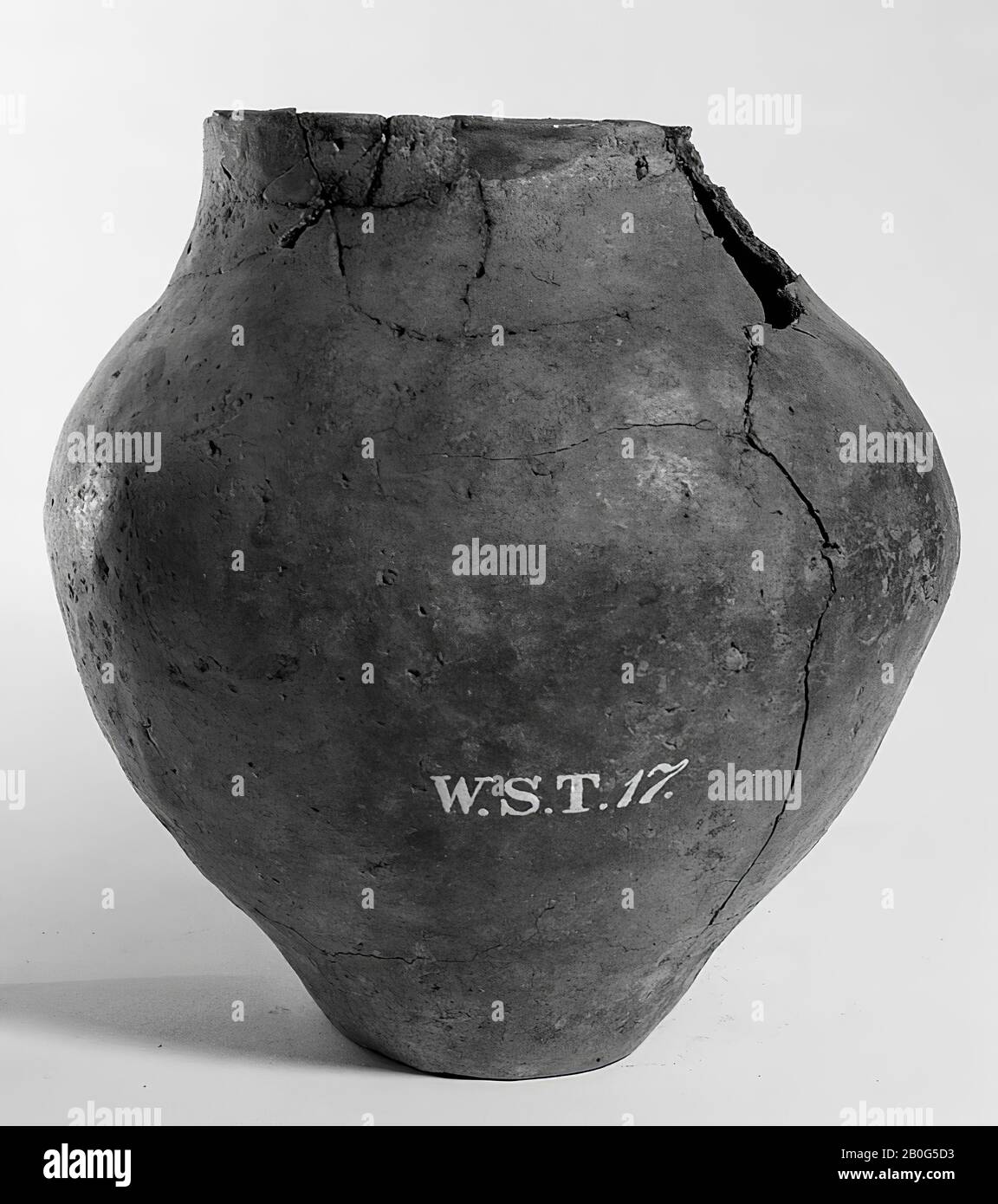 Urne von Steingut zweifelhaften Typs, bei denen möglicherweise die verschiedenen Formen übereinstimmen. Alte Bondings und Zusätze, Risse, Lücken auf der Oberfläche, Oberflächenschäden., Urne, Steingut, h: 21,5 cm, Durchmesser: 21 cm, Vorgeschichte -1200 Stockfoto