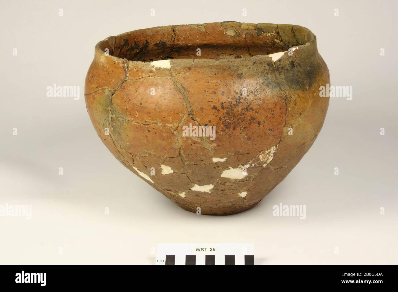 Urne von glattwandigen rotbraunen Erdwällen, zweifelhafter Art, bei denen möglicherweise die verschiedenen Formen ineinander laufen. Instabile alte Bondings und Zusätze., Urne, Steingut, h: 21,2 cm, Durchm: 29 cm, Vorgeschichte -800 Stockfoto