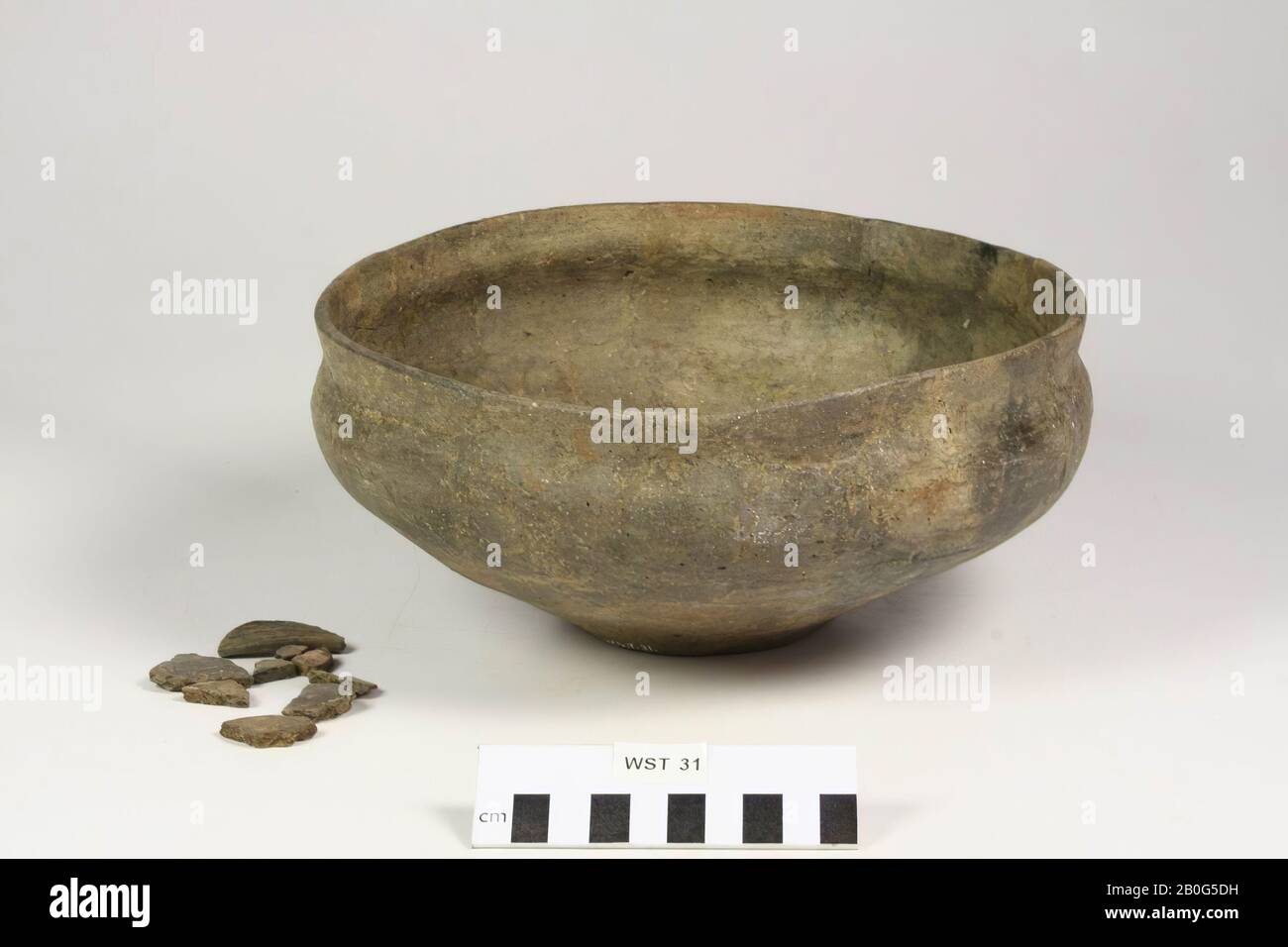 Schüssel aus glattwandigem, braun grauem Steingut mit abgerundetem Rand. Verschiedene Verleimen und Ergänzungen, 9 lose Scherben., Schüssel, Steingut, h: 11,8 cm, Diam: 24,5 cm, Vorgeschichte -800 Stockfoto