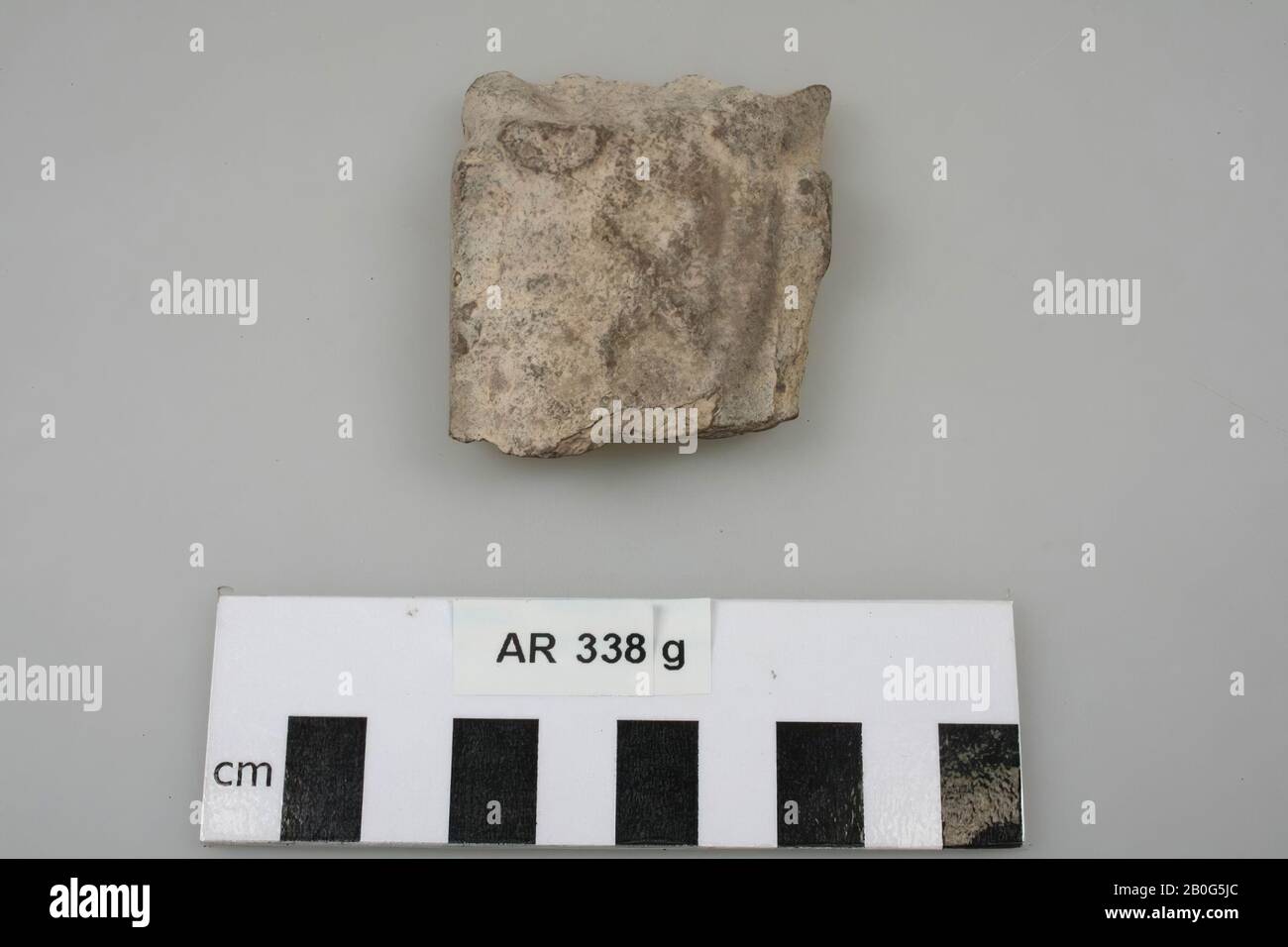 Fragment einer Terrakotta-Statue. Der untere Teil einer Frau befindet sich auf einem Thron mit einer Patera in der rechten Hand. Parallel zum Museum kam: Das Andreaskreuz wird vermutlich durch Falten des Gewandes gebildet. Cybele-Statue, Terrakotta, Cybele, Fragment, Keramik, 5,6 x 5 x 2 cm, roman 100-200, Niederlande, Südholland, Leidschendam-Voorburg, Voorburg, Arentsburg Stockfoto