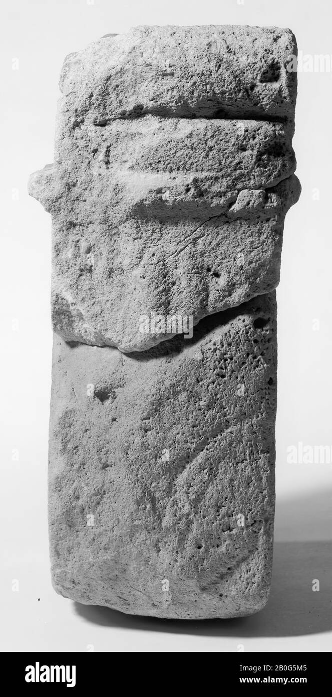 Fragment eines Denkmals. Kalksteine. Die eine gut erhaltene Seite ist mit eingravierten Linien, Altar, Fragment, Stein, Kalkstein, 10 x 5,5 x 5 cm, roman 150-250, Niederlande, Zeeland, Noord-Beveland, Colijnsplaat, Oosterschelde verziert Stockfoto