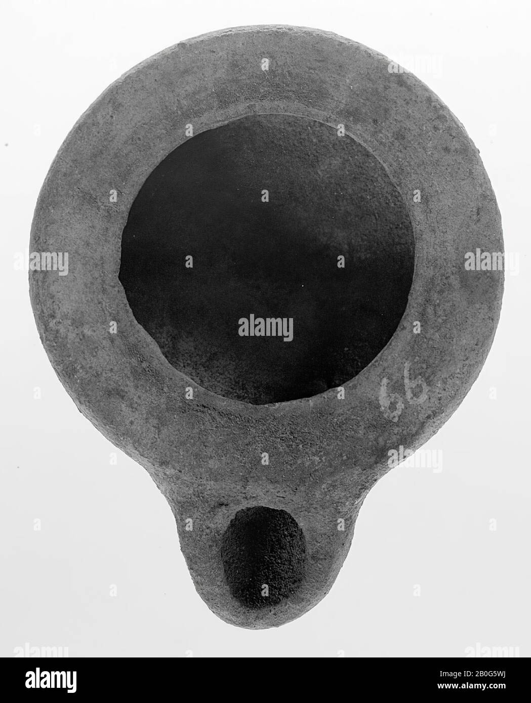 Eine Öllampe aus grauem Steingut mit runder Karosserie, großem Füllloch und kleinem runden Ausguss, Öllampe, Steingut, Terrakotta, 2,2 x 6 x 4,8 cm, 4. Jahrhundert v. Chr. -400 Stockfoto