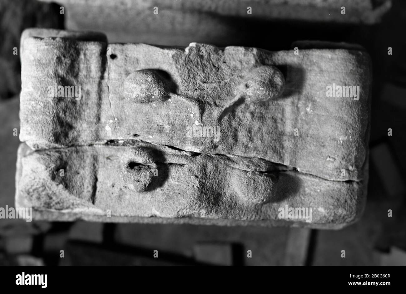 Flügelaltar mit Nische. Sandstein. Nehalennia sitzend, mit einem Obstkorb auf beiden Seiten. Rechts und links: Hupe von viel. Rückseite: Vorhang. Oben: Hinten 2 Zipfel, vorne 2 Birnen. Aus 3 Teilen wiederhergestellt., Altar, Stein, Sandstein, 78 x 42,5 x 23 cm, 163 kg, roman 150-250, Niederlande, Zeeland, Noord-Beveland, Colijnsplaat, Oosterschelde Stockfoto