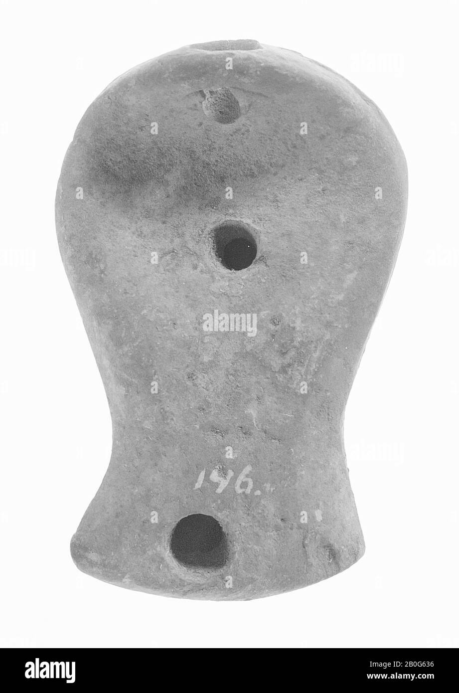 Eine gelb verschachtelte Öllampe mit rundem Gehäuse. Der Spiegel ist dreikantig und von einer Reliefkante umgeben. In der Mitte befindet sich ein kleines Füllloch. Der breite Auslauf mit einem kleinen Feuerschloch ist abgewinkelt. Der Rücken hat einen senkrecht stehenden, durchbohrten Griff. Marke: Unlesbar, Öllampe, Steingut, Terrakotta, 3,2 x 8 x 5 cm, 1. Jahrhundert v. Chr. 0-1, Italien Stockfoto