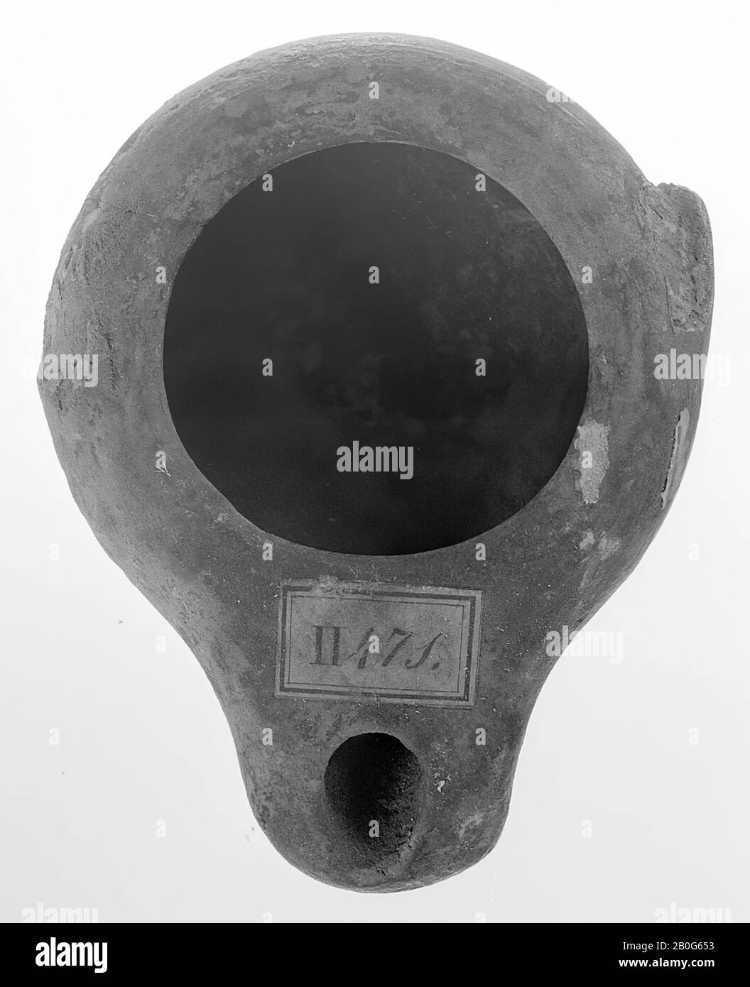 Eine schwarz verschachtelte Öllampe mit flachem Rundkörper mit großem Füllloch. Der Trinkschnabel ist kurz, Öllampe, Keramik, Terrakotta, 2,8 x 9,1 x 6,8 cm, 4. Und 3. Jahrhundert v. Chr. -400 Stockfoto
