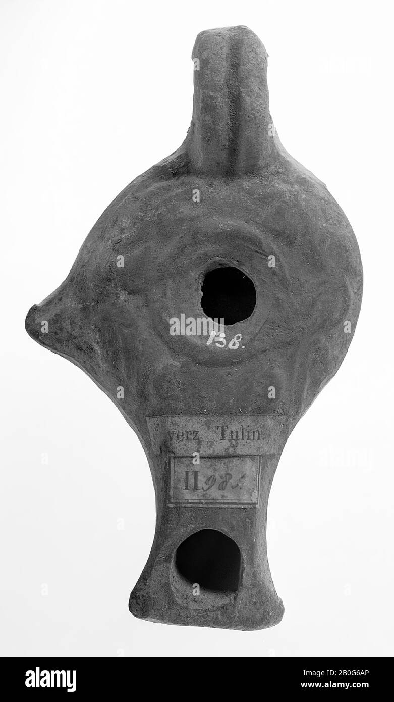 Öllampe mit Ausguss und vertikalem Ohr, Öllampe, Steingut, Terrakotta, 1. Jahrhundert v. Chr. 0-1, unbekannt Stockfoto