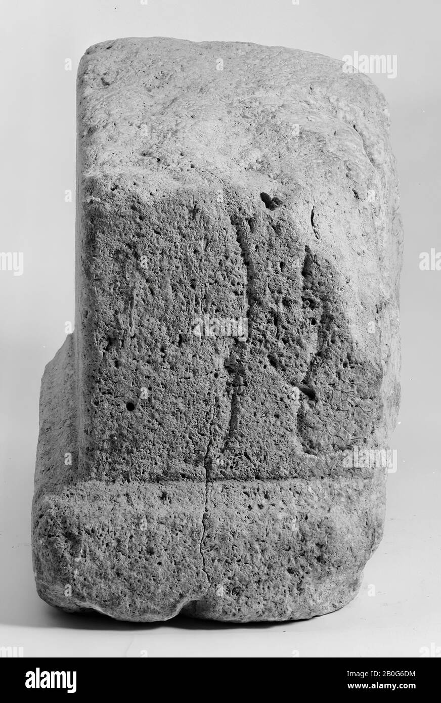 Untere rechte Ecke eines Altars. Kalksteine. Seitlich befindet sich ein Baumstamm. Ein leicht profilierter Sockelsockel läuft umher. Die Rückseite ist abgebrochen., Altar, Fragment, Stein, Kalkstein, 19 x 28 x 13,5 cm, roman 150-250, Niederlande, Zeeland, Noord-Beveland, Colijnsplaat, Oosterschelde Stockfoto