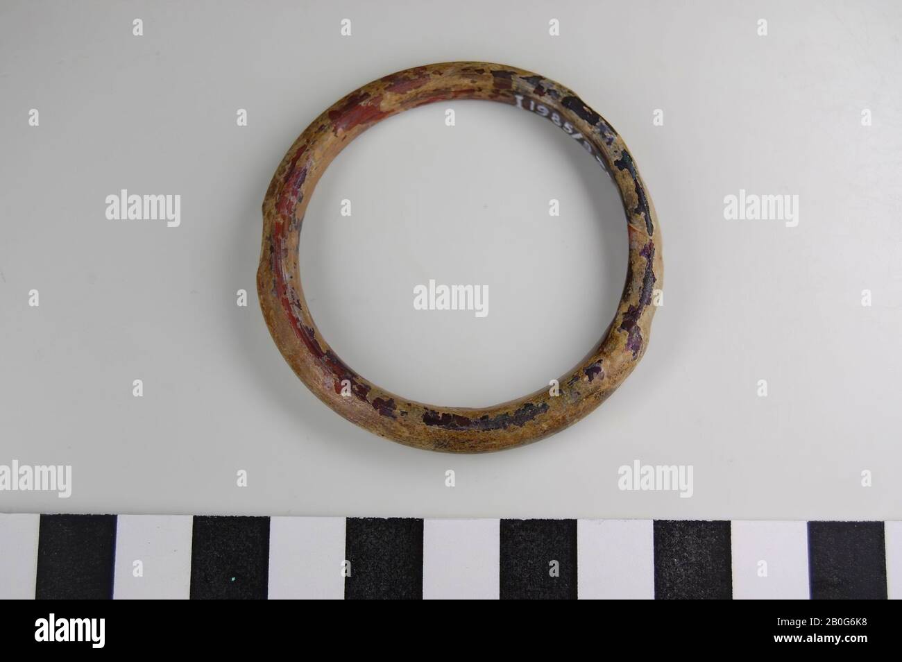 Rotbrauner Glasring, mit Verwitterungsschicht, Ring, Glas, ø 5,4 cm, römerzeit, Türkei Stockfoto